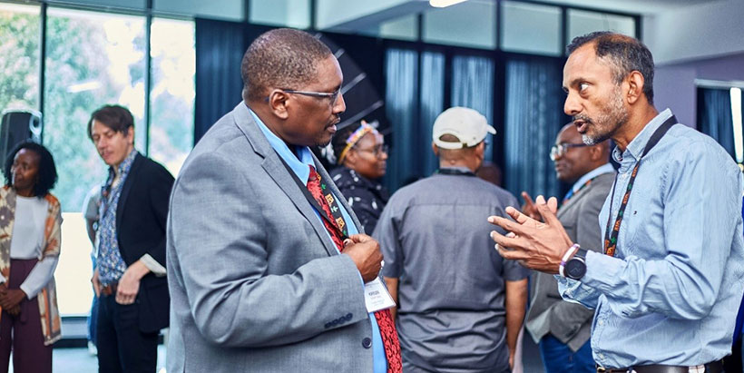 CGIAR-NARES Breeding Network Coordinator, Bish Das, discussing with the Kenya Agricultural and Livestock Research Organisation (KALRO) Director General, Dr Eliud Kireger.