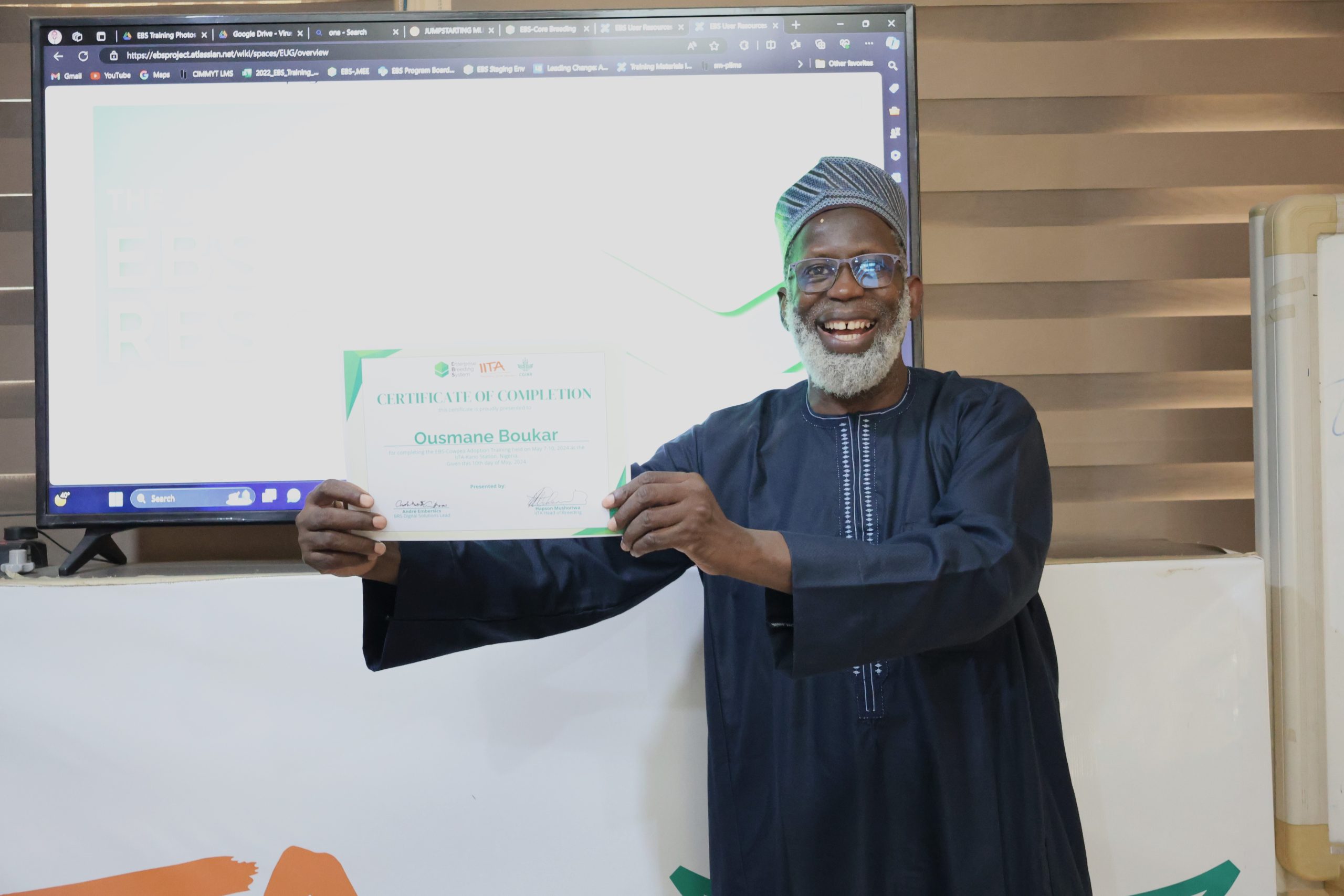 Dr Ousmane Boukar, IITA’s lead cowpea breeder, receives a certificate of completing the EBS training in Kano, Nigeria. Credit: IITA 