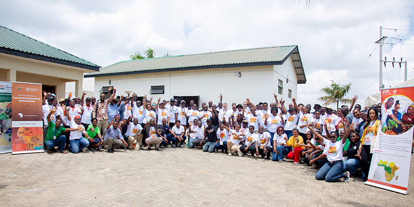 ACSAM delegates with IITA youth participants and staff during the field visit. (Photo credit: FAO).
