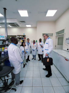 Dr Lawrence Kent interacts with IITA and CIP researchers during the laboratory tour.