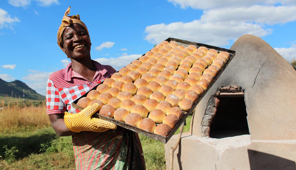 Picture of Teresa Augusto displaying her bread.