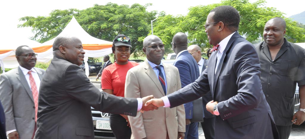 Picture of DG Nteranya Sanginga welcomes AfDB President Akinwumi Adesina at the IITA Abuja Station.