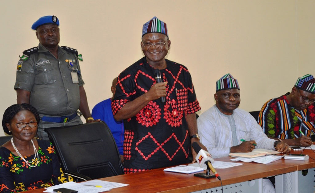 Picture of Governor Ortom adressing staff.