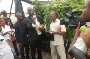 Picture of Norbert Maroya briefs seed company representatives visiting IITA.