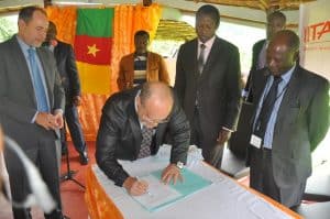 Picture of Dr Kenton Dashiell, IITA DDG Partnerships  and Capacity Development signs the partnership