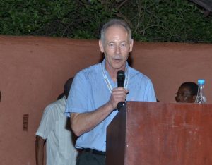 Picture of Dr Jeff Ehlers acknowledging the Achievement Award conferred on him by IITA.