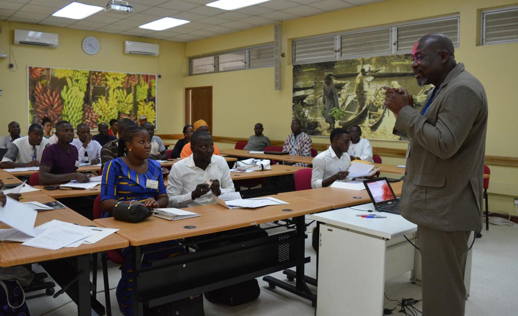 Picture of Tahirou Abdoulaye giving a presentation at the STMA training.