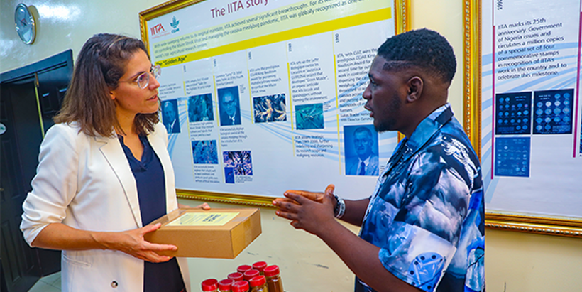 A participant showcasing his products to a member of the delegation.