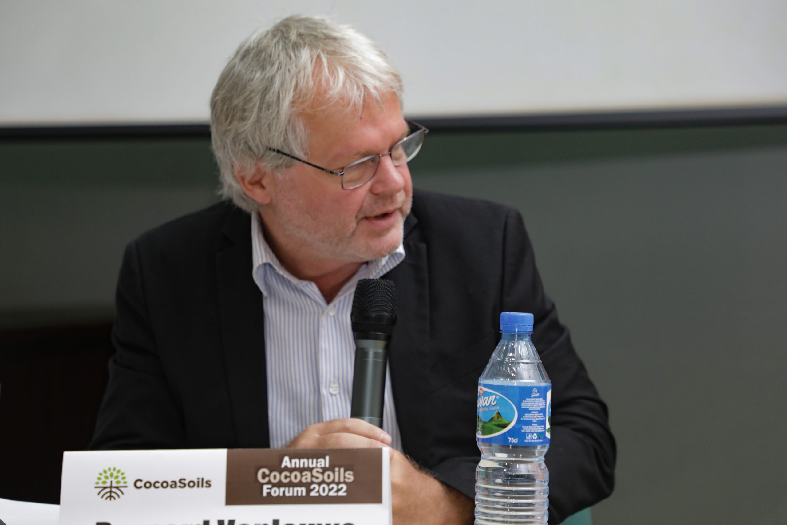 Bernard Vanlauwe welcoming participants at the forum