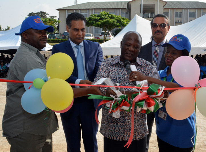 Board Chair Amos Namanga Ngongi cuts the ribbon to open the new Tissue Culture