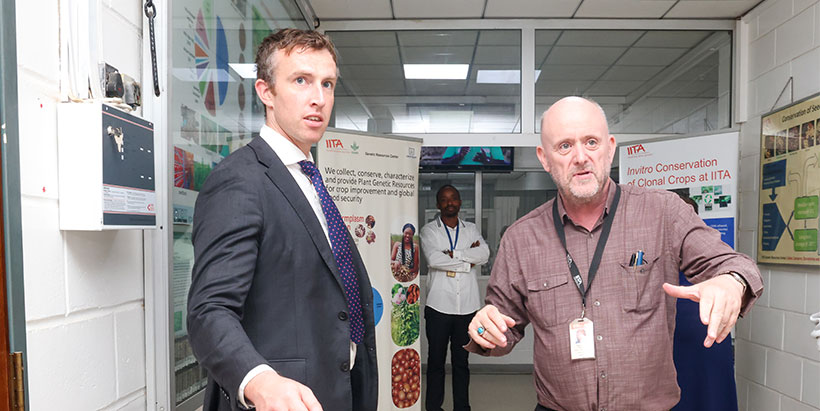 Calum Walker, Second Secretary of the Australian High Commission and Michael Abberton, IITA Western Africa Director and Head of GRC, during Walker’s familiarization tour of IITA GRC facility.
