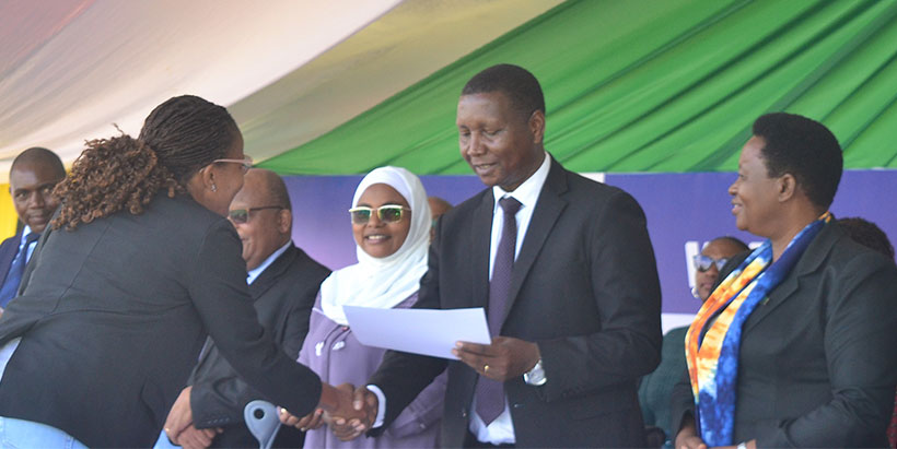  Communication Officer Gloriana Ndibalema receiving the award for best booth of Innovation Week 2023, on IITA's behalf, from the Minister of Education, Science and Technology, Prof Adolf Mkenda. Photo: Independent photographer