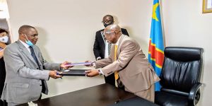 His Excellency Joseph Kasonga Mukuta, Minister of Agriculture in DRC after MoU signaturewith IITA Country Representative Bamba Zoumana.