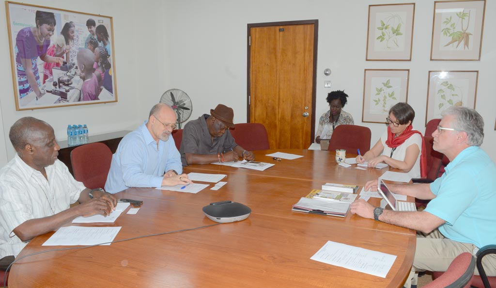 Picture of Dashiell, Dixon, May-Guri, and Akem discussing with Steve