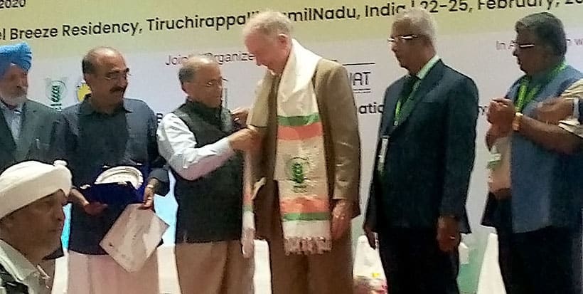 Head of IITA’s banana breeding program receives dedicated scientist award at the international banana conference