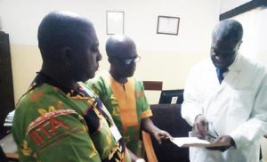 Picture of Dennis Mukwege, Winner of Nobel Peace Prize 2018 (in lab coat) in a discussion with IITA colleagues