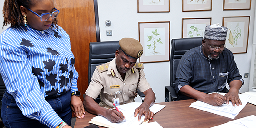 Deputy Comptroller Kayode Akano and Deputy Director General, Partnerships for Delivery, Tahirou Abdoulaye signing the MoU