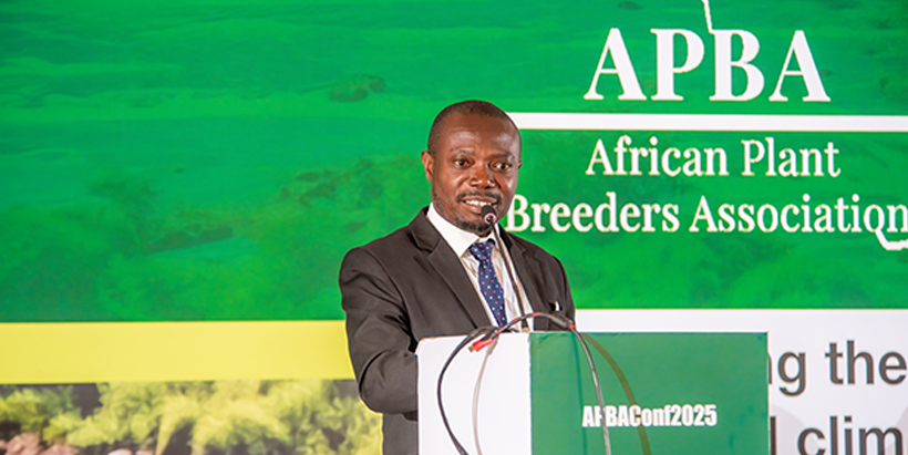 Dr Kirpal Ofosu, rice breeder from Ghana sharing his program experience on behalf of the fellows.