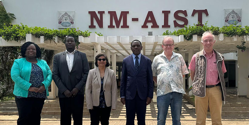 Dr Leena Tripathi, IITA Eastern Africa Hub Director with the Comoros Minister of Agriculture, Dr Daniel Ali Bandar, and some staff of the Ministry and IITA staff.