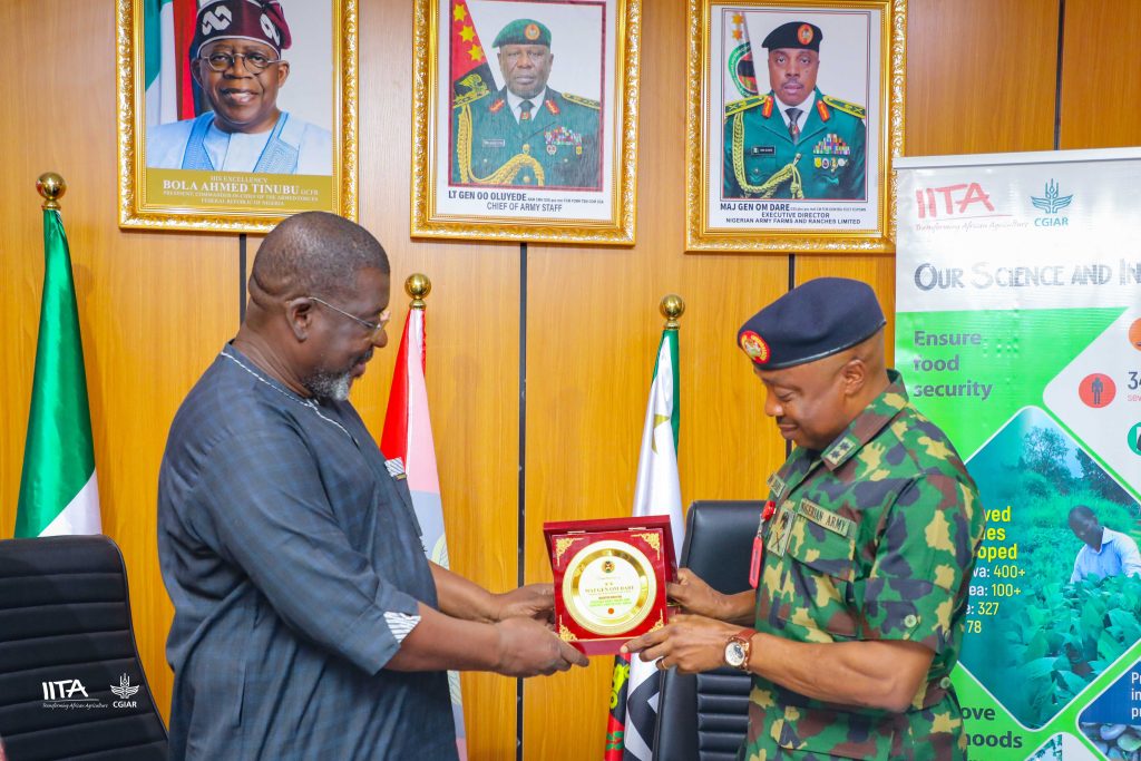 Dr Tahirou Abdoulaye receiving a complimentary plaque from Major General O. M. Dare.