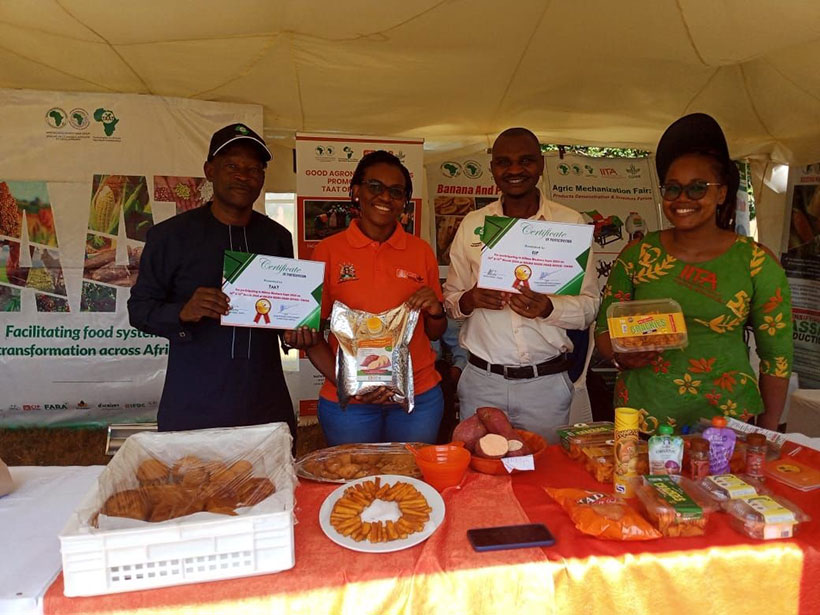 East Africa Country Engagement Coordinator, Yarama Ndirpaya (Left), Mukani Moyo and NormanKwikiriza (Centre) from TAAT OFSP Compact and Lorraine Mutinda from Enable TAAT working with the TAAT Beans Compact.