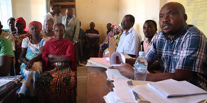 Farmers and Kigwa ward committee members during the meeting. Photo: IITA/H. Rashid