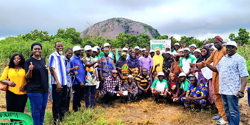 Group photo of Agunrege farmers with partners.