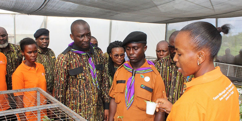  IITA research assistant Edda Mushi (right) speaking with guests about a new cassava propagation technology (the petiole bud). Photo: IITA/Hadi