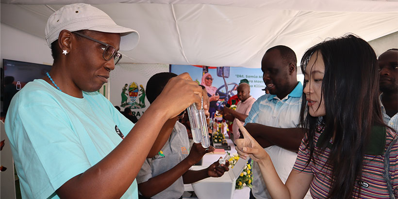 IITA researcher, Nakato, Valentine showcasing tissue culture technology in banana to visitor. (Photo: Hadi-IITA)