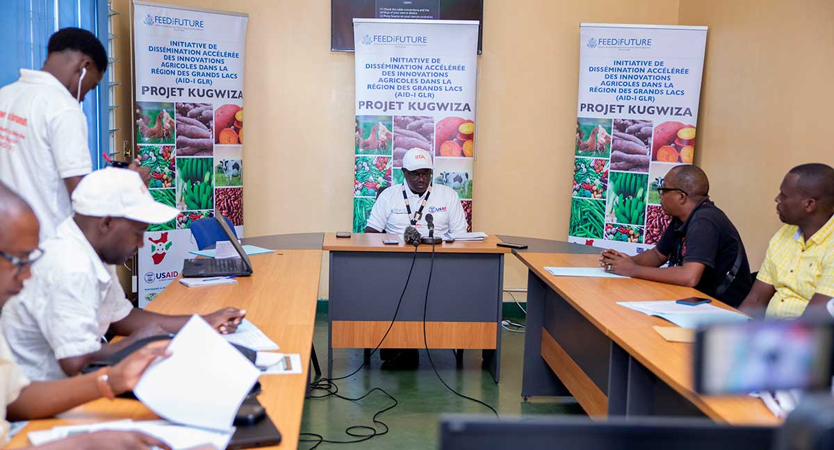 Journalists received a debriefing on the project's objectives and approach from project officials before departing to the field.