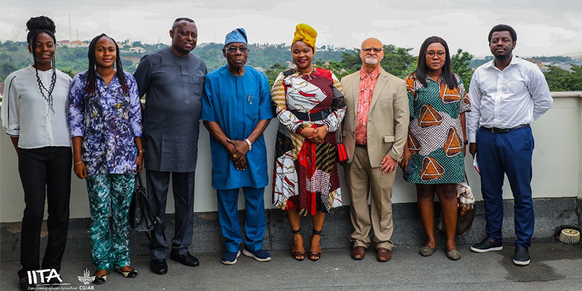 IITA DDG Partnership for Delivery, Dr Kenton Dashiell and other staff of IITA with H.E. Chief Olusegun Obasanjo.