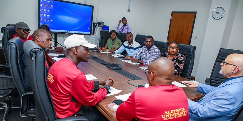 Kenton Dashiell, IITA DDG Partnerships for Delivery, with IITA representatives and delegates from Aletheia University.