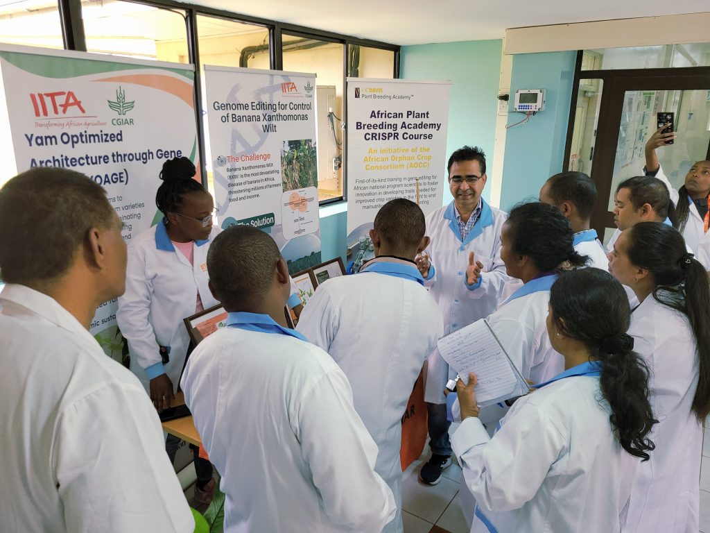 Dr Jaindra demonstrating IITA's research work to the delegates.