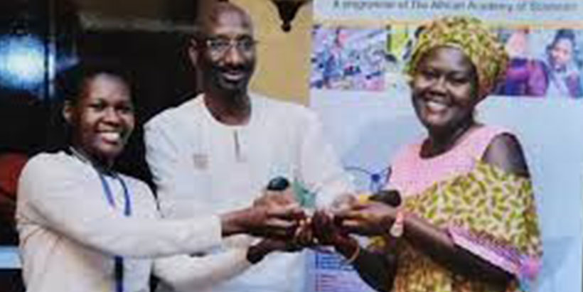 Millicent Liani (right) receiving an award for best poster presentation during the DELTAS Africa 2019 Annual Grantees Conference in Dakar, Senegal.