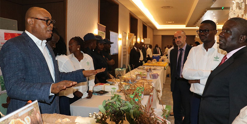  Minister of Agriculture Hon. Reuben Phiri touring exhibition stands. Photo: WorldFish/Agness Chileya