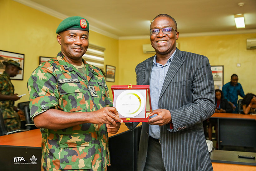  Major General, C R Nnebeife presenting a plague of appreciation to IITA, conveying the Nigerian Army’s delight to partner with IITA for a food secure nation.