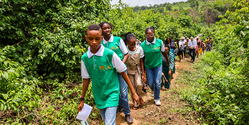 Namatai’s colleague, guests, and Aleelo villagers walking to the well’s location for the ceremonial opening.