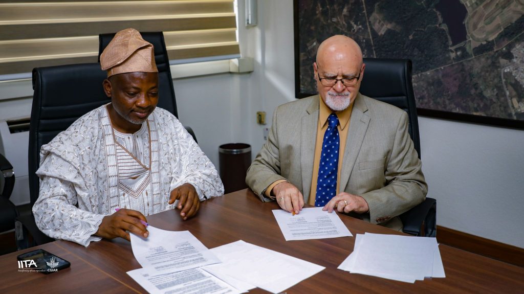 (L-R) NSPRI Executive Director Prof Lateef Sanni and IITA DDG-P4D Kenton Dashiell signing the MoU for both institutions.