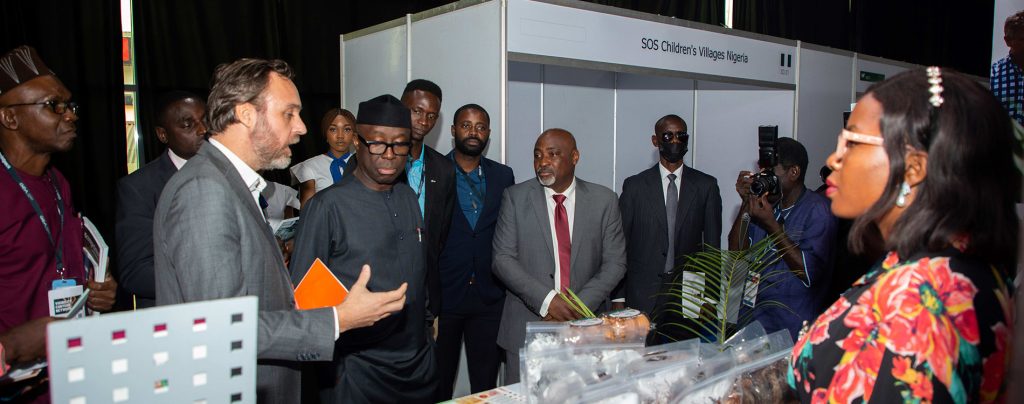  Nigeria’s Minister of Industry, Trade and Investment, Niyi Adebayo, at IITA’s exhibition stand.
