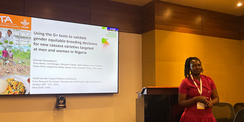 Olamide Olaosebikan presenting on applying the G+ tools for customer, breeding, and food product profiling in cassava. Gender Agrifood conference. New Delhi, India (Photo Credit: Teeken Bela)