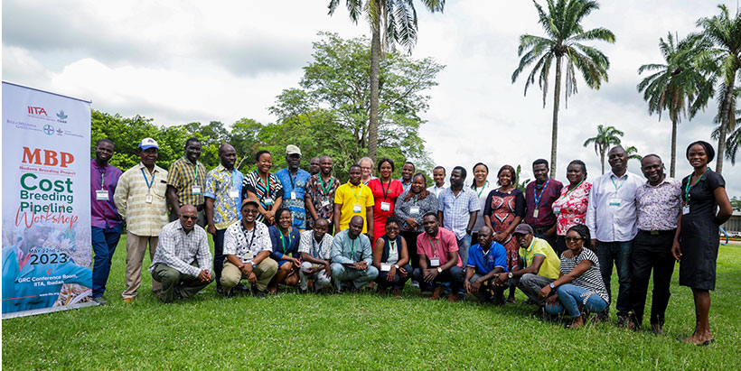 Participants from the various breeding programs with their trainer and the organizers.