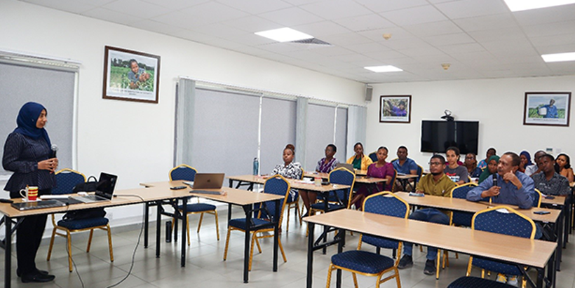 Prof. Amal El-Ghazaly during the training with IITA researchers. (Photo: Rashid Hadi/IITA)