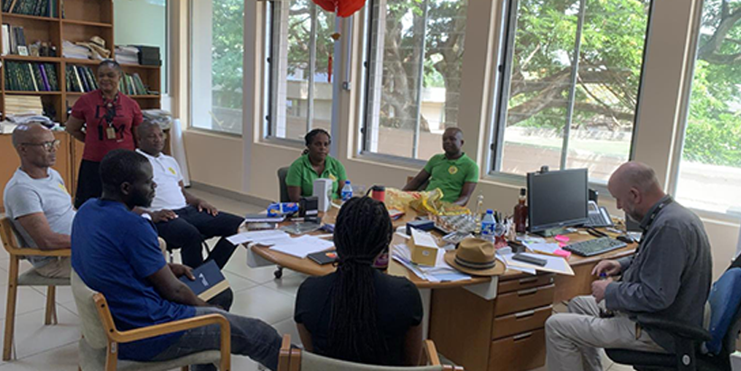 STP team discussing with the IITA-Virology staff on different virus detection techniques.