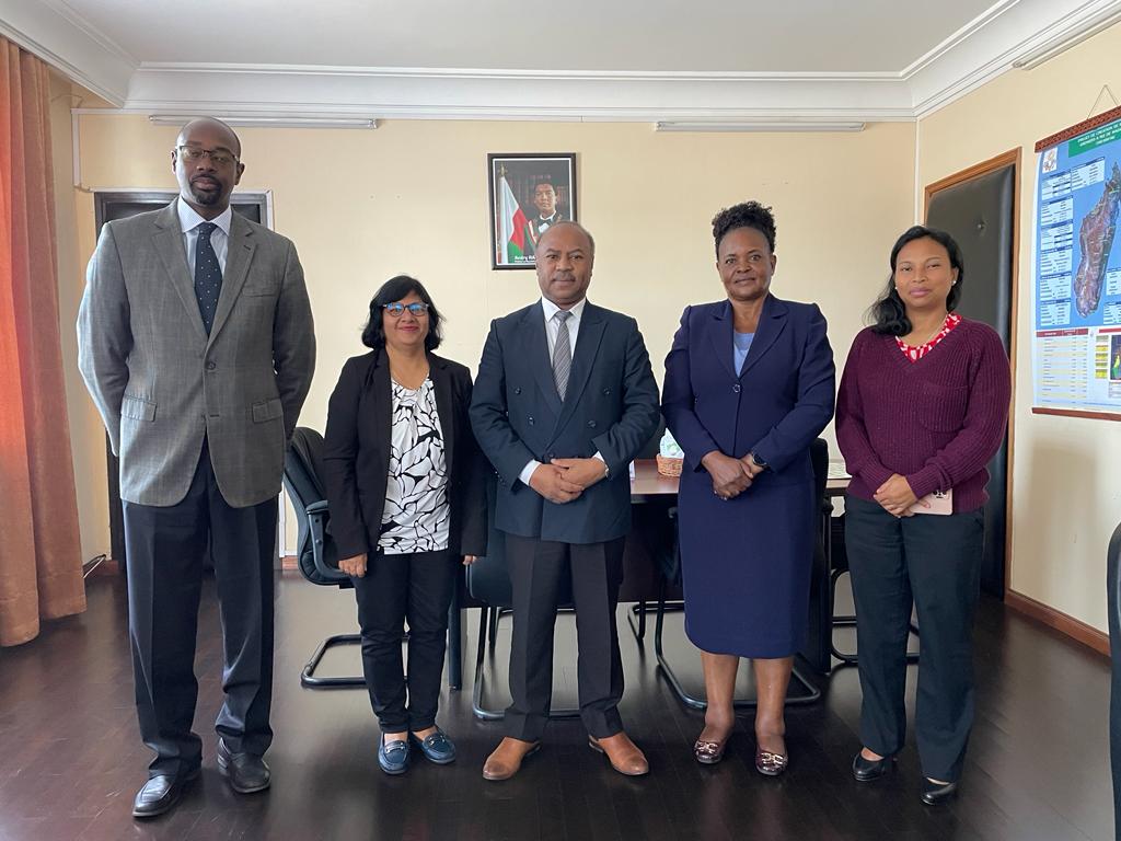 IITA team led by Eastern Africa Regional Hub, Leena Tripathi, with the Madagascar Minister of Agriculture.