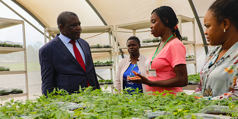 The Minister visiting the Semi-Autoropic Hydroponic (SAH) green house.
