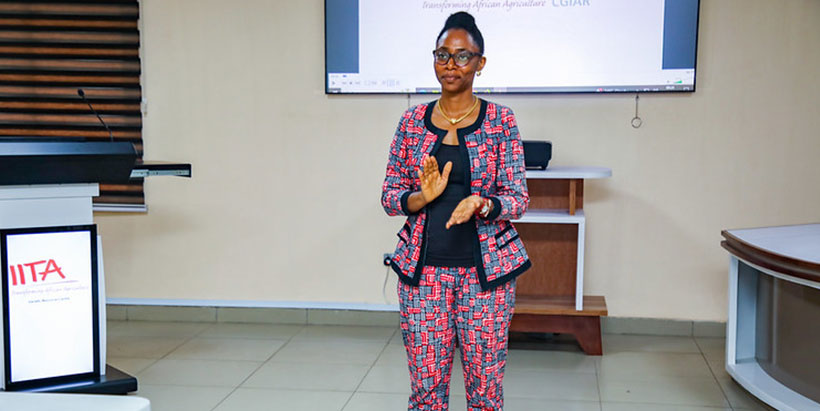 Titilayo Falade, IITA Food Safety Scientist and HealthyDiets4Africa Project convener, addressing the Entojutu farmer participants on IITA’s contributions to healthy diets and mycotoxin mitigation.