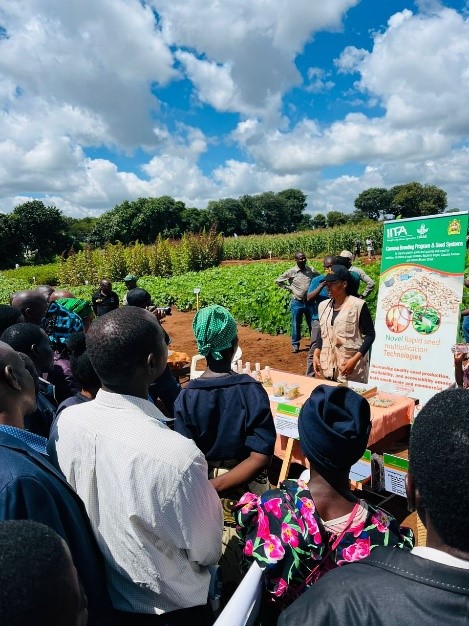 Explaining to farmers about SAH Technology and other technologies.