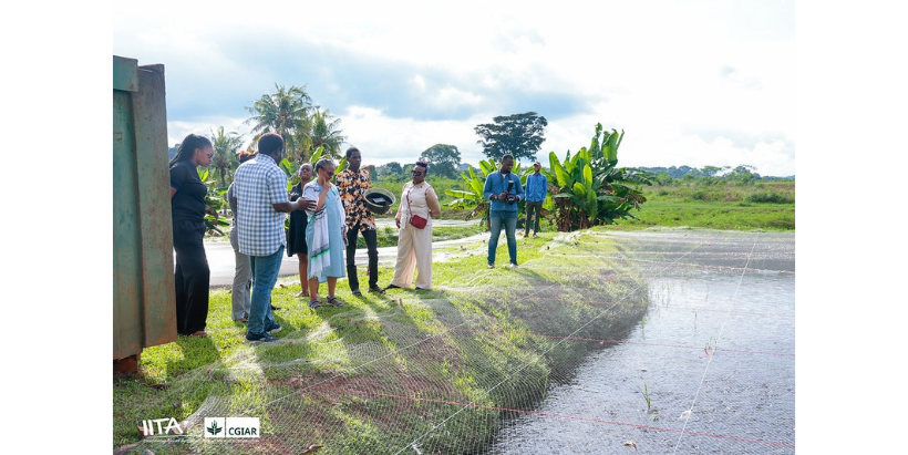 H. E. Roman Tesfaye, former First Lady of Ethiopia with members of the IITA Youth Agripreneurs at one of the fish ponds.
